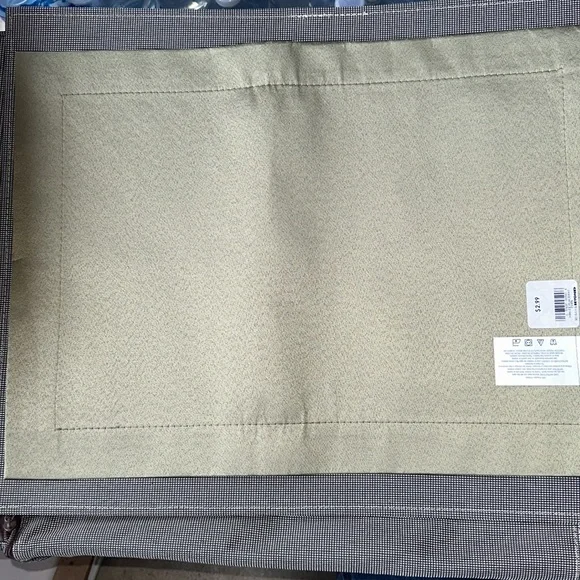 Placemats with napkins and holders - Picture 5 of 6